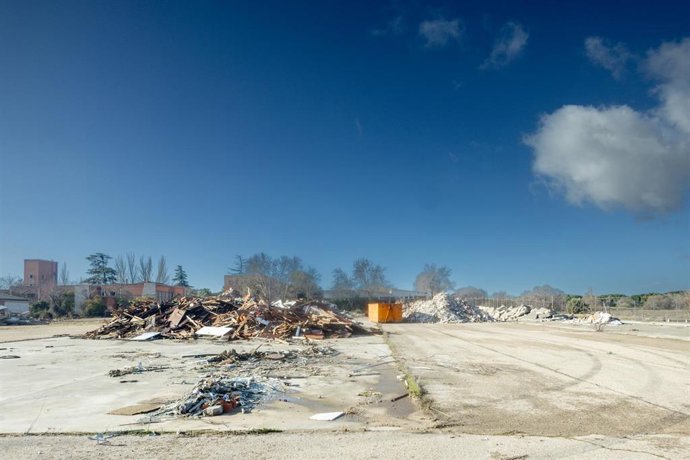 Archivo - Obras de demolición de varios edificios del acuartelamiento Teniente Muñoz Castellanos, en los antiguos cuarteles de Campamento, a 12 de febrero de 2026, en Madrid (España). La Entidad Pública Empresarial de Suelo (SEPES), adscrita al Ministerio