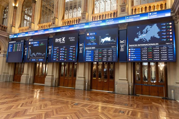 Archivo - Un panel del Ibex 35, en el Palacio de la Bolsa de Madrid.
