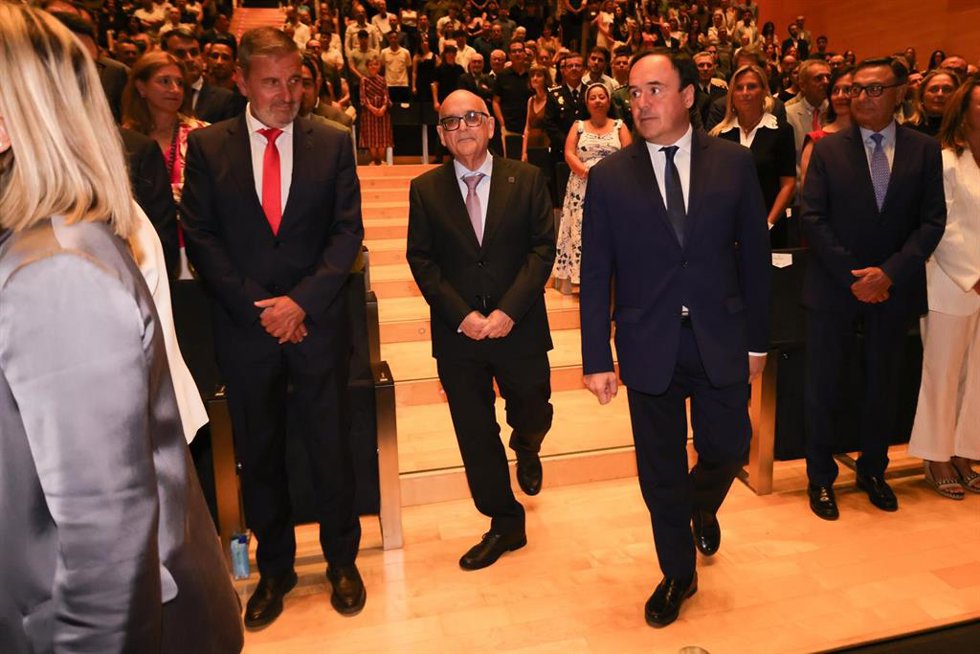 El 'president' de la Generalitat, Juanfran Pérez Llorca, en la toma de posesión del rector de la UCI, Jesús Lancis