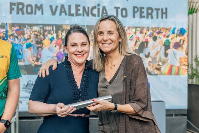 Paula Llobet, concejala de Turismo, Innovación y Captación de Inversiones del Ayuntamiento de València (d), oficializa el traspaso del testigo a Perth (Australia), sede elegida para acoger los Gay Games.