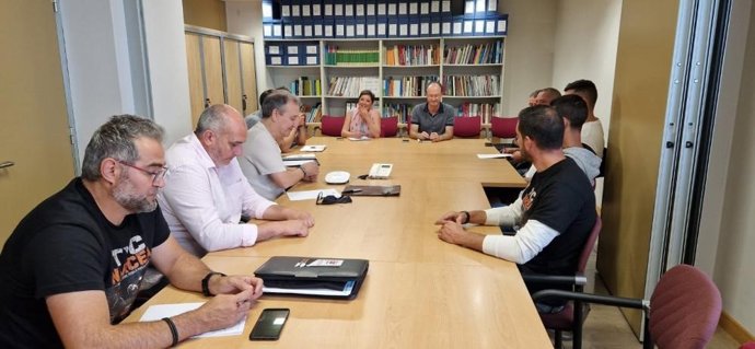 Javier Cueli, Director General De Energía Y Minería (En La Cabecera De La Mesa), Junto A La Jefa De Gabinete De La Consejería De Ciencia, Industria Y Empleo, Verónica Noval, En La Reunión Con Representantes De Los Trabajadores Y Sindicatos