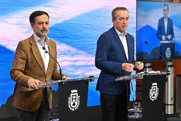 Archivo - El vicepresidente Lope Afonso, y vicepresidente segundo José Miguel Ruano, en rueda de prensa de Consejo de Gobierno Insular