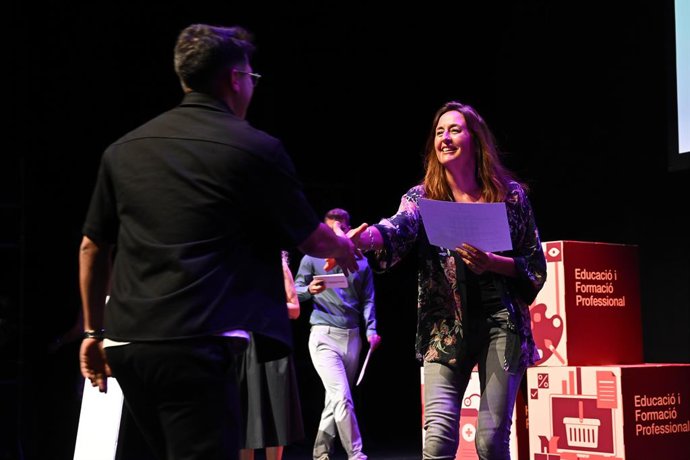 Nibuó lliurant els certificats