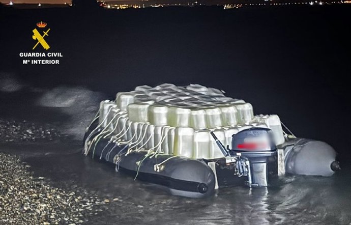 Una embarcación repleta de garrafas de combustible destinadas al 'petaqueo' en Almería.