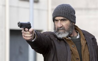 COSMO estrena El viajero, serie policiaca de Éric Cantona