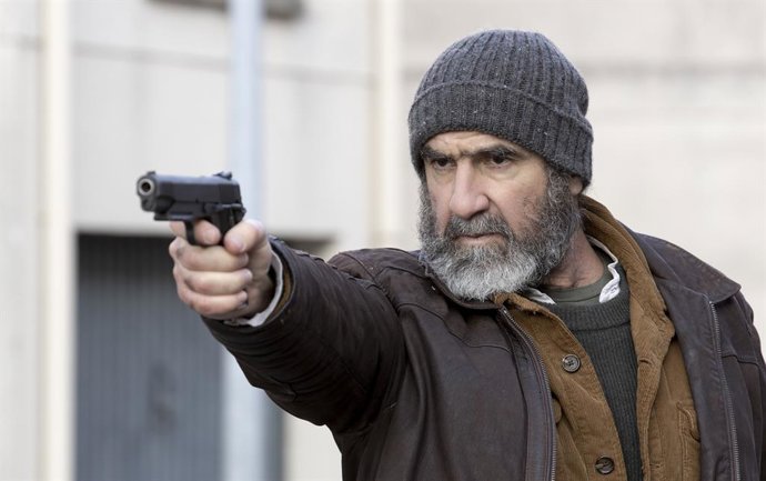 COSMO estrena El viajero, serie policiaca de Éric Cantona