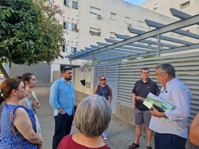 El concejal de IU Ismael Sánchez, en el centro, se reúne con vecinos de la promoción de vivienda pública de Estralla Vega