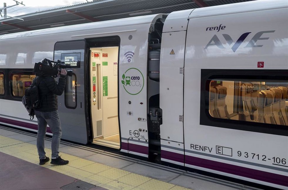 Archivo - El tren de alta velocidad de la serie 106 en el andén de la estación de Chamartín Clara Campoamor para viajar a A Coruña, a 16 de mayo de 2024, en Madrid (España).
