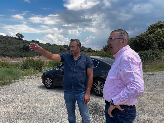 El vicepresidente primero de la Diputación de León y responsable de Infraestructuras, Roberto Aller (derecha), con el vicepresidente cuarto de la Diputación y alcalde de Corullón, Luis Alberto Arias.