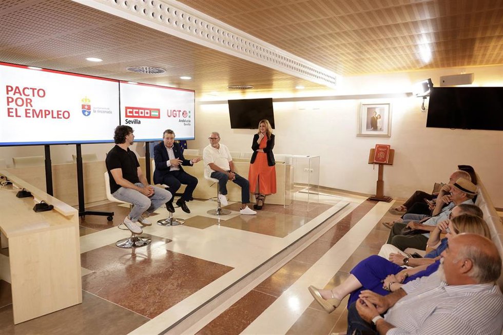Firma del acuerdo de colaboración entre el Consistorio de La Rinconada (Sevilla) y CCOO y UGT en materia de empleo.