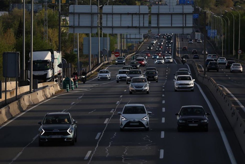 Archivo - Decenas de vehículos durante la operación retorno por la carretera A4 con motivo de la Semana Santa 2026, a 5 de abril de 2026, en Madrid (España). La Dirección General de Tráfico (DGT) prevé que las retenciones comiencen a media mañana en las p