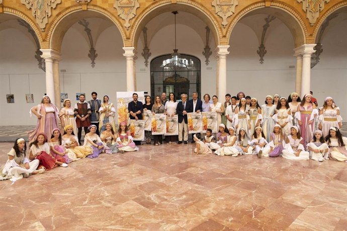 El presidente de la Diputación, Salvador Fuentes (centro), en la foto de familia de la presentación de la novena edición de 'La vaquera de la Finojosa'.