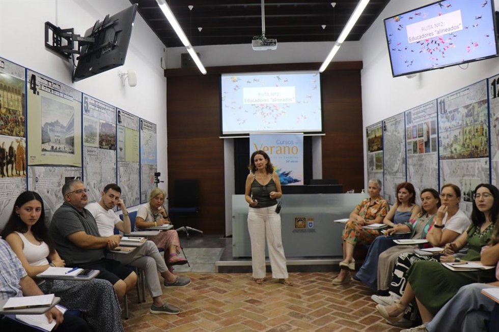 La experta en acoso escolar y codirectora del taller 'Acoso escolar: kit de estrategias y entrenamiento práctico para una intervención efectiva y segura', Blanca López, durante una una actividad en la sede de la Universidad Pablo de Olavide en Carmona