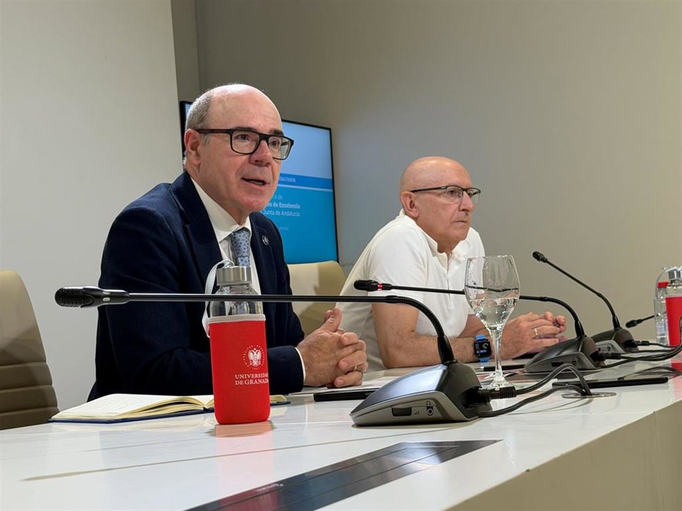 El rector de la UGR, Pedro Mercado, y el vicerrector de Investigación y Transferencia, Enrique Herrera Viedma.