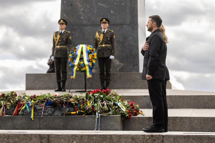 Archivo - Volodimir Zelenski, en la tumba al Soldado Desconocido de la II Guerra Mundial, en Kiev.