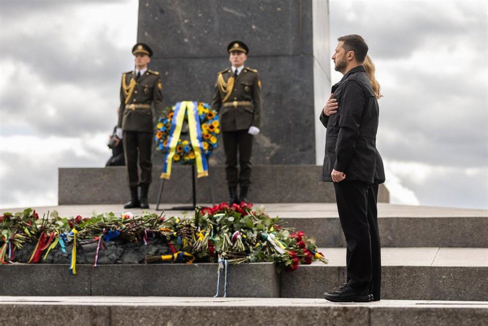 Archivo - Volodimir Zelenski, en la tumba al Soldado Desconocido de la II Guerra Mundial, en Kiev.