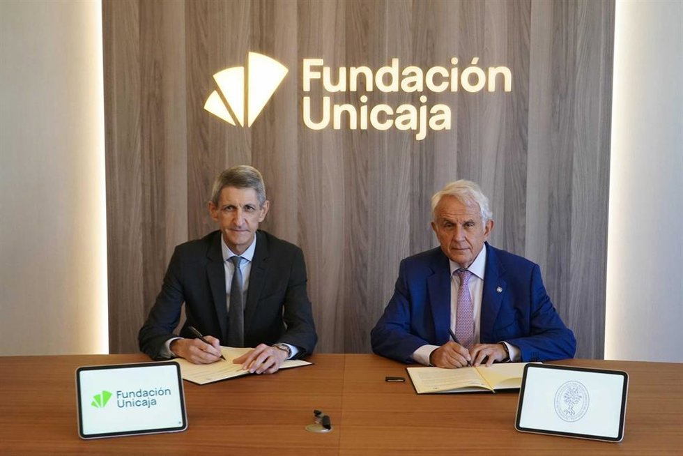 La firma del acuerdo de colaboración entre el presidente de la Fundación Unicaja, José M. Domínguez, y el presidente de la Academia de Ciencias Sociales y del Medio Ambiente de Andalucía, Antonio Pascual.