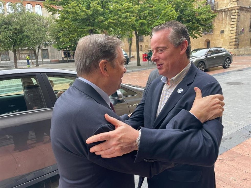 El consejero de Medio Rural y Política Agraria, Marcelino Marcos y el ministro de Agricultura, Pesca y Alimentación, Luis Planas,