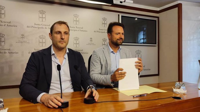 El diputado del Grupo Mixto Adrián Pumares (Foro Asturias) y el portavoz del PP en la Junta General, Álvaro Queipo, en rueda de prensa.