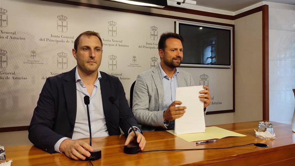 El diputado del Grupo Mixto Adrián Pumares (Foro Asturias) y el portavoz del PP en la Junta General, Álvaro Queipo, en rueda de prensa.
