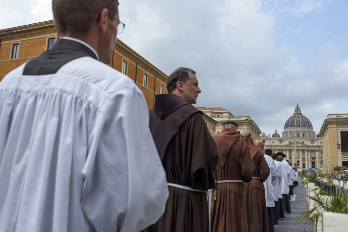 Sacerdotes y religiosos en procesión hacia la Basílica de San Pedro durante la peregrinación de la Fraternidad Sacerdotal San Pío X