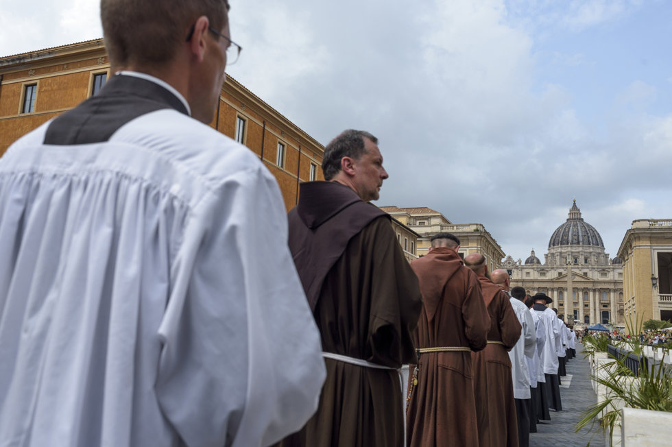 Sacerdotes y religiosos en procesión hacia la Basílica de San Pedro durante la peregrinación de la Fraternidad Sacerdotal San Pío X