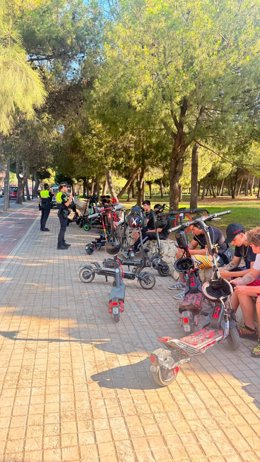 Policia Local de València avorta una quedada massiva de patinets elèctrics en el Parc de Capçalera