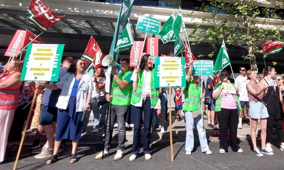 Concentración sindical en protesta por la falta de un convenio colectivo en el sector de la sanidad privada
