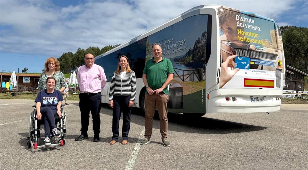 Saray Jurado, miembro de la Asociación Raitana; Lorena Villar, concejala de Servicios Sociales de Villaviciosa;  Rogelio Rodríguez, representante de ALSA; Arantza Fernández, directora general de Transporte, y Alejandro Vega, alcalde de Villaviciosa.