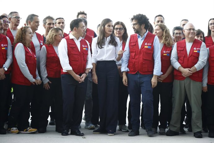 La Reina Letizia y el Ministro de Asuntos Exteriores, José Manuel Albares, despiden al equipo médico de emergencia de la Aecid que se desplaza a Venezuela para atender a los afectados por los terremotos, a 01 de julio de 2026, en Madrid (España).