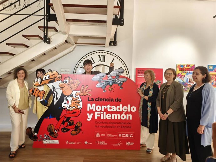 Nuria Ibáñez, hija del historietista; Yolanda Alonso, concejala de Cultura de Avilés; Borja Sánchez, consejero de Ciencia; Mariví Monteserín, alcaldesa de Avilés; Mercedes Díaz, directora de FICYT; y María Fernández, delegada del CASIC en Asturias.