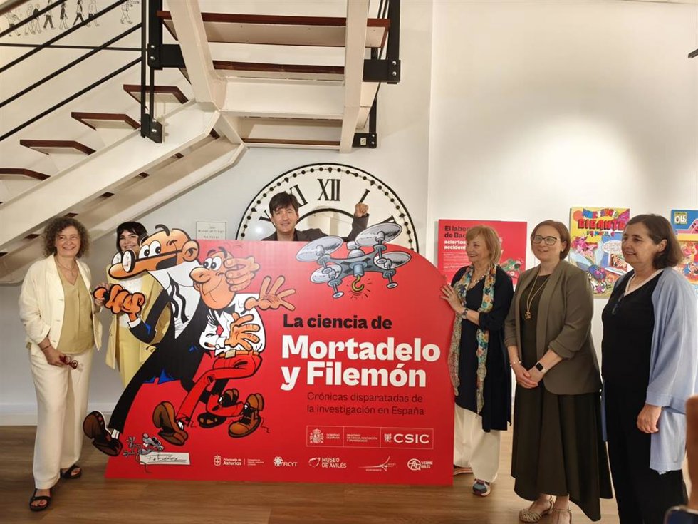 Nuria Ibáñez, hija del historietista; Yolanda Alonso, concejala de Cultura de Avilés; Borja Sánchez, consejero de Ciencia; Mariví Monteserín, alcaldesa de Avilés; Mercedes Díaz, directora de FICYT; y María Fernández, delegada del CASIC en Asturias.