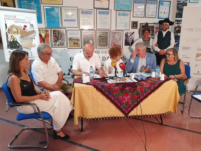 La directora del Festival Internacional La Esteva, Rosa Velasco (centro) con los alcaldes y diputados.