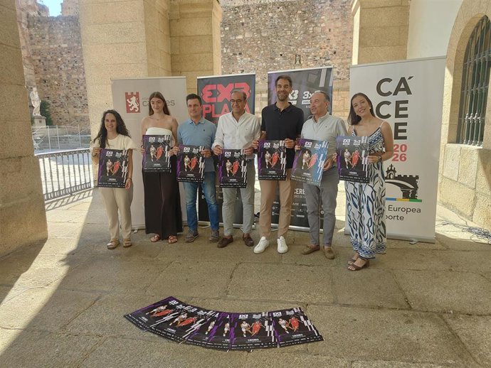 José Manuel Calderón junto a autoridades y organizadores del FIBA 3x3 masculino y femenino que se celebra en Cáceres del 9 al 12 de julio