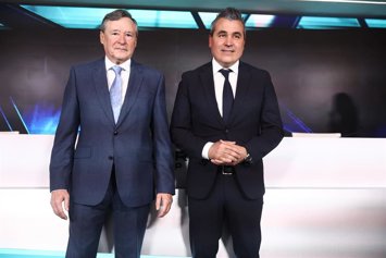 El nuevo CEO de Indra, Josep Maria Recasens (d), y el presidente ejecutivo de Indra, Ángel Simón Grimaldos (i), durante la celebración de la Junta General Ordinaria de Accionistas de Indra Group, a 30 de junio de 2026, en Alcobendas, Madrid, (España).