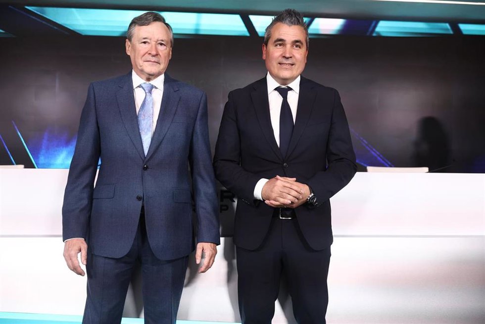 El nuevo CEO de Indra, Josep Maria Recasens (d), y el presidente ejecutivo de Indra, Ángel Simón Grimaldos (i), durante la celebración de la Junta General Ordinaria de Accionistas de Indra Group, a 30 de junio de 2026, en Alcobendas, Madrid, (España).
