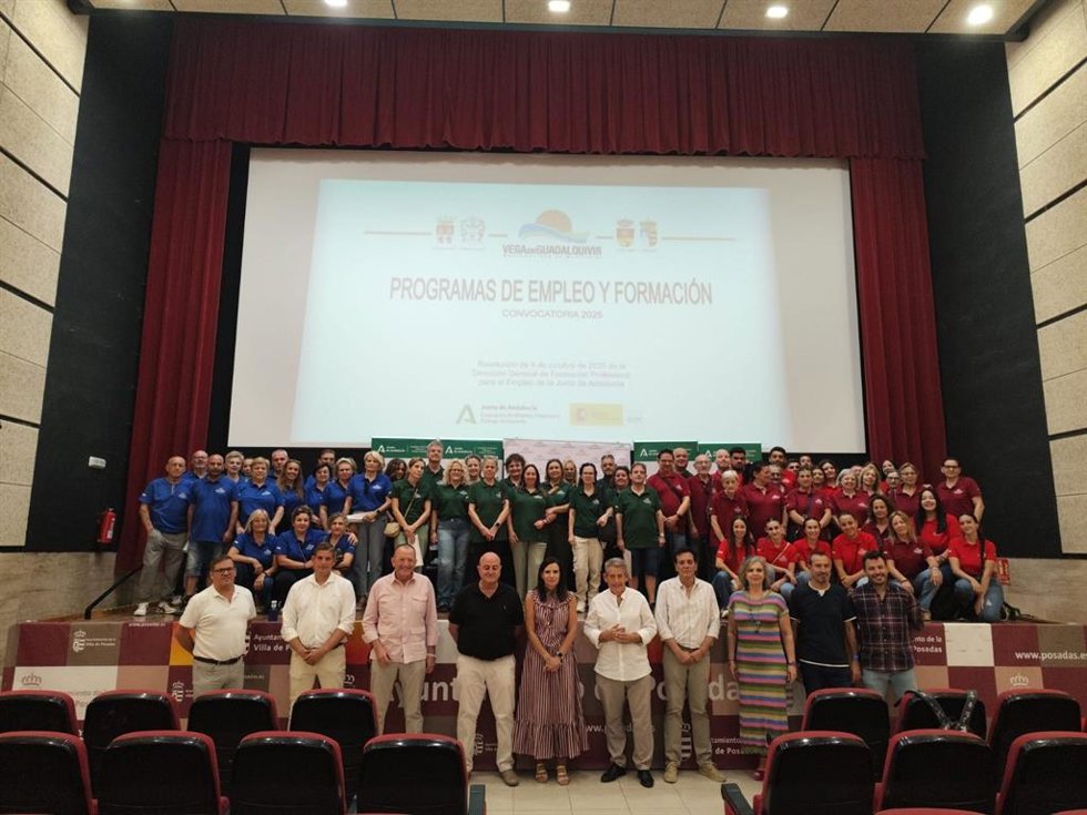 Gálvez (delante, centro), con alcaldes de los municipios beneficiados de la Vega del Guadalquivir y con desempleados participantes en los programas de empleo y formación.