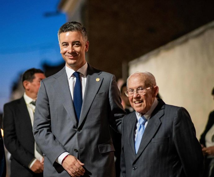El alcalde del Cañada Rosal, Rodrigo Rodríguez Hans, y el párroco del pueblo.