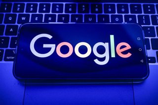 Archivo - May 26, 2026, Poland: In this photo illustration, a Google logo displayed on a smartphone on the top of a laptop.
