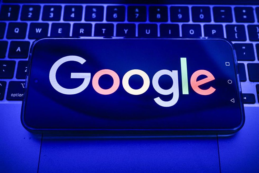 Archivo - May 26, 2026, Poland: In this photo illustration, a Google logo displayed on a smartphone on the top of a laptop.