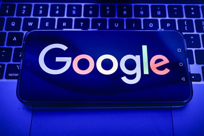 Archivo - May 26, 2026, Poland: In this photo illustration, a Google logo displayed on a smartphone on the top of a laptop.