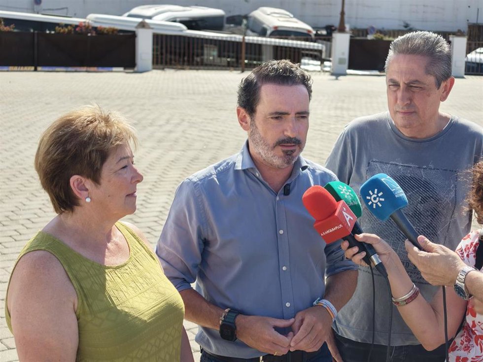 El secretario general del PP de Málaga, José Ramón Carmona, en rueda de prensa en Frigiliana.