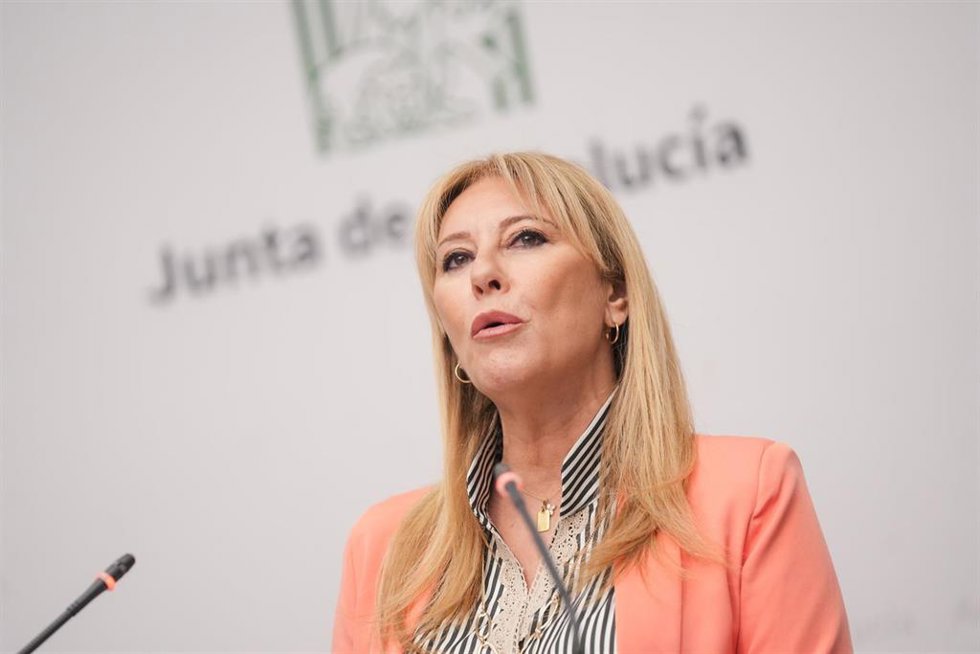 La consejera de Economía, Hacienda, Fondos Europeos y Diálogo Social y portavoz del Gobierno en funciones, Carolina España, interviene en la  rueda de prensa posterior a la reunión semanal del Consejo de Gobierno en funciones.