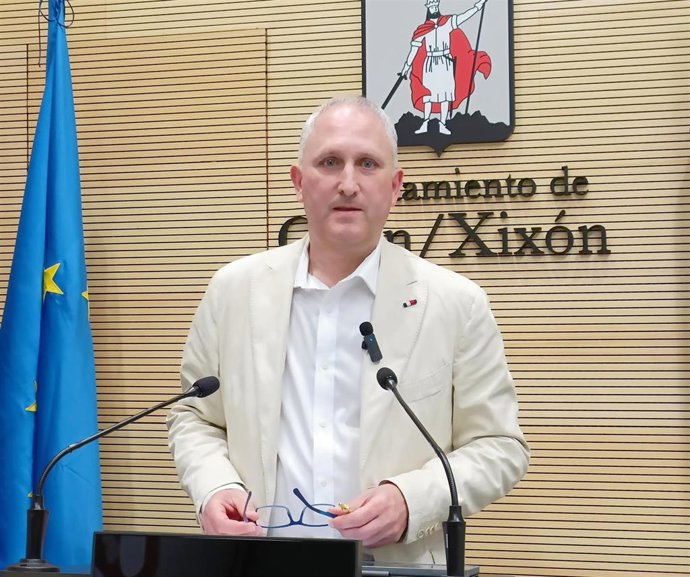 Archivo - El concejal del Grupo Municipal Socialista de Gijón Antonio del Corro, en rueda de prensa en el Consistorio gijonés.