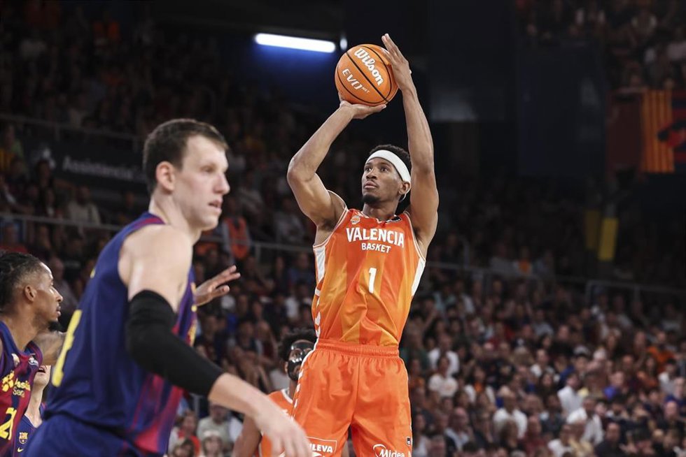Kameron Taylor, de Valencia Basket, en acción durante el cuarto partido de la final de la Liga Endesa entre FC Barcelona y Valencia Basket, disputado en el Palau Blaugrana
