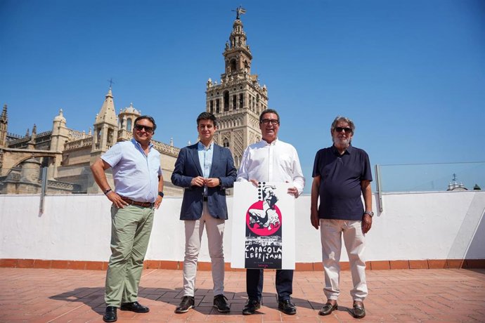 El diputado provincial de Cultura y Ciudadanía, Casimiro Fernández, junto al delegado municipal de Cultura, Patrimonio y Turismo de Lebrija, José Ángel Martínez, presentan la 61 edición de la Caracolá lebrijana.