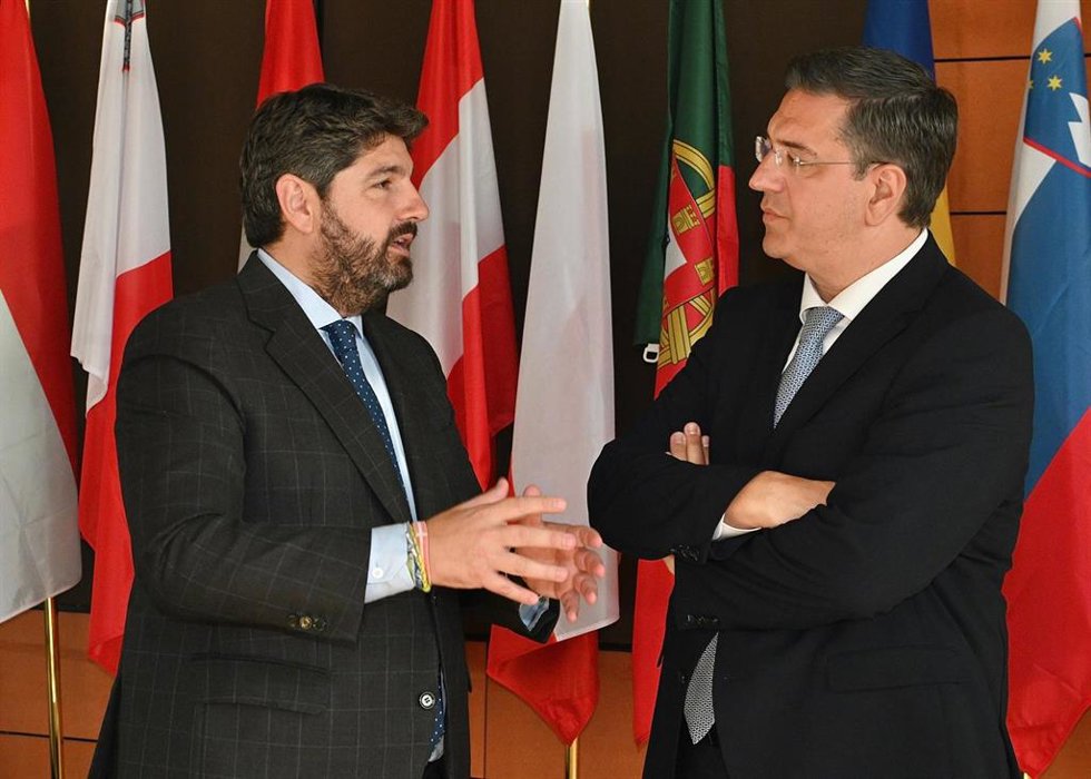 El presidente de la Región de Murcia, Fernando López Miras, reunido en Bruselas con el comisario europeo de Transporte Sostenible y Turismo, Apostolos Tzitzikostas