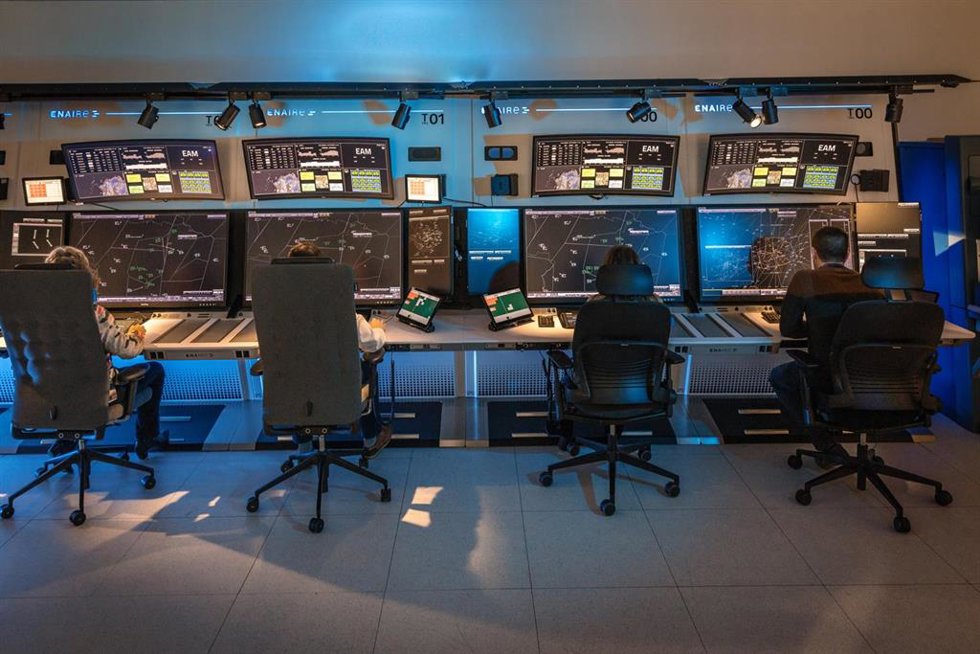 Controladores aeěreos de Enaire en las posiciones de iFOCUS.