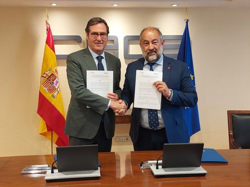 De izquierda a derecha de la imagen: los presidentes de la CEOE y CRUE, Antonio Garamendi y Julián Garde