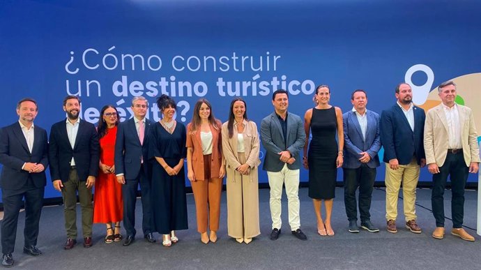 La consejera Carmen Conesa, con la alcaldesa de Murcia, autoridades y dirigentes de Alianza por el Turismo, en la inauguración de la jornada sobre destinos turísticos de éxito.